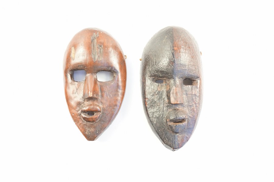 Lot composé de deux masques du Niger en bois sculpté. Milieu du XXe siècle. 22 et 25 cm.