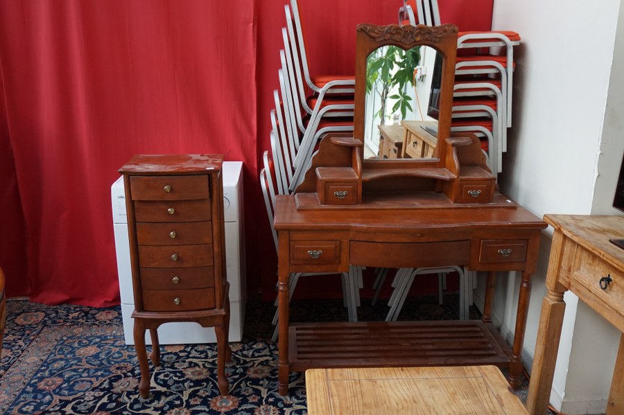 Ensemble de mobilier contemporain en pin et bois de placage (chiffonnier, coiffeuse, table basse, meuble de télévision, console). État d'usage?