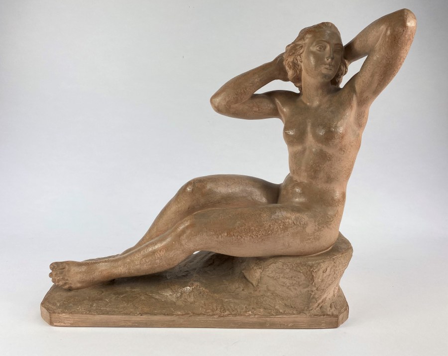 Henri BARGAS (XX). Baigneuse se prélassant. Terre cuite signée sur la terrasse H BARGAS. Années 1940. 46,5 x 48 x 19 cm.