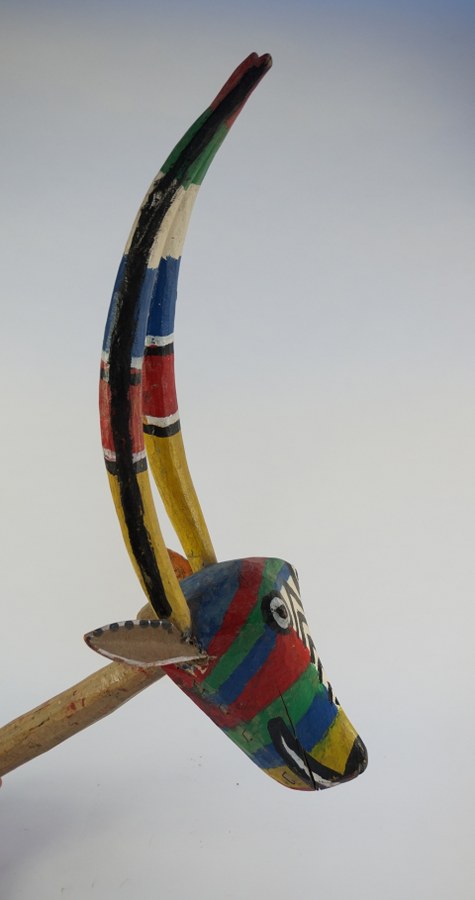 Tête de marionnette BOZO figurant une antilope (cobe à croissant ?) et son manche. Bois sculpté polychrome. XXe siècle. Mali.