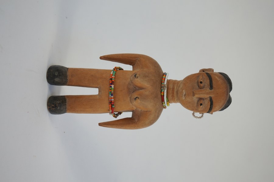 Statuette de fécondité Vénavi EWE figurant une jeune femme chaussée. Bois sculpté, partiellement peint et perles de verre. XXe siècle. Togo