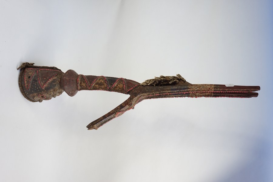 Cimier de danse KURUMBA figurant une antilope hippotrague. Bois sculpté polychrome à motif pastillé. XXe siècle. Burkina-Faso (Aribinda).