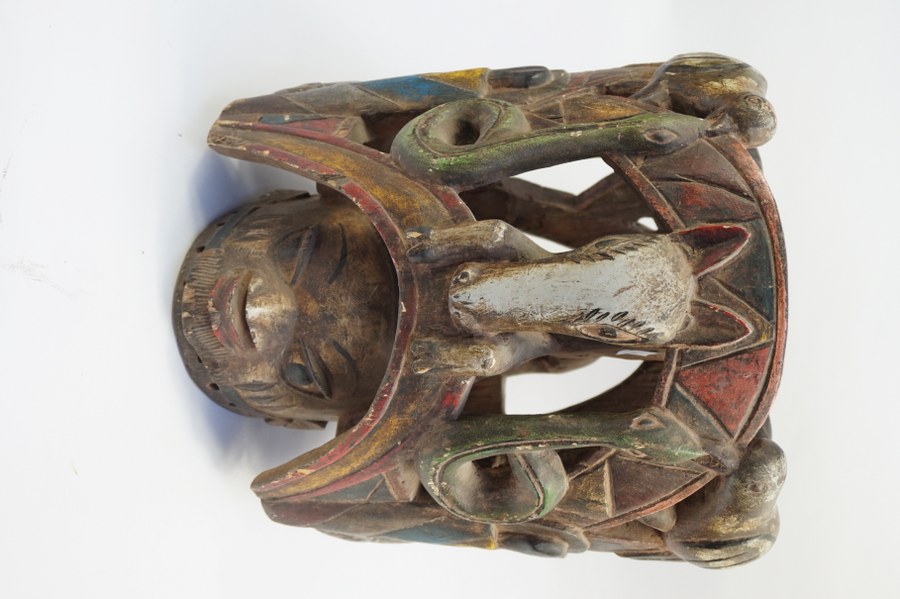 Masque Gèlèdè YOROUBA figurant une femme et une riche ornementation animalière ajourée. Bois sculpté polychrome. Milieu du XXe siècle. Bénin, Nigeria ou Togo.