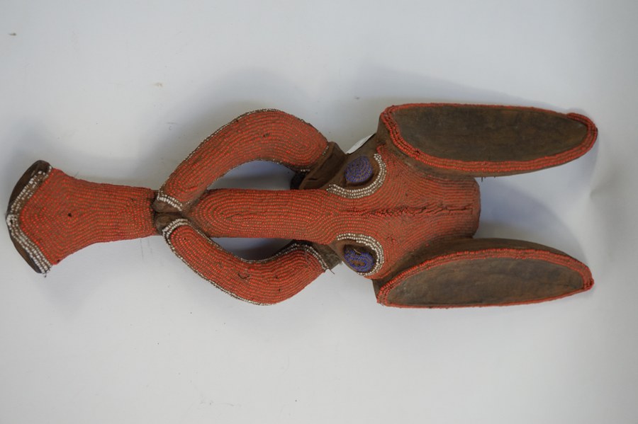 Masque BAMOUN / BAMILÉKÉ représentant un éléphant. Bois sculpté couvert de perles de verre rouges, blanches et bleues. XXe siècle. Cameroun.