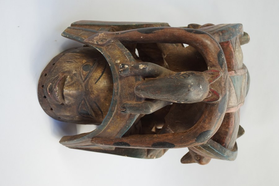 Masque Gèlèdè YOROUBA figurant une femme et une riche ornementation animalière ajourée (oiseaux, reptiles...). Bois sculpté polychrome. Milieu du XXe siècle. Bénin, Nigeria ou Togo. Petits accidents.