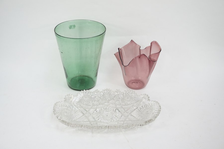 2 Vases en verre et un plateau en cristal.