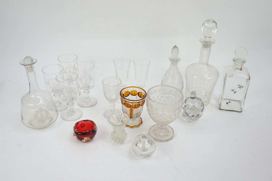 Lot de verreries : carafes, verres. Quelques accidents.