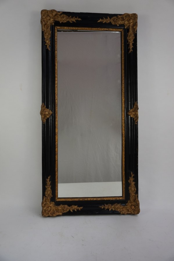 Miroir en bois noircie et doré.