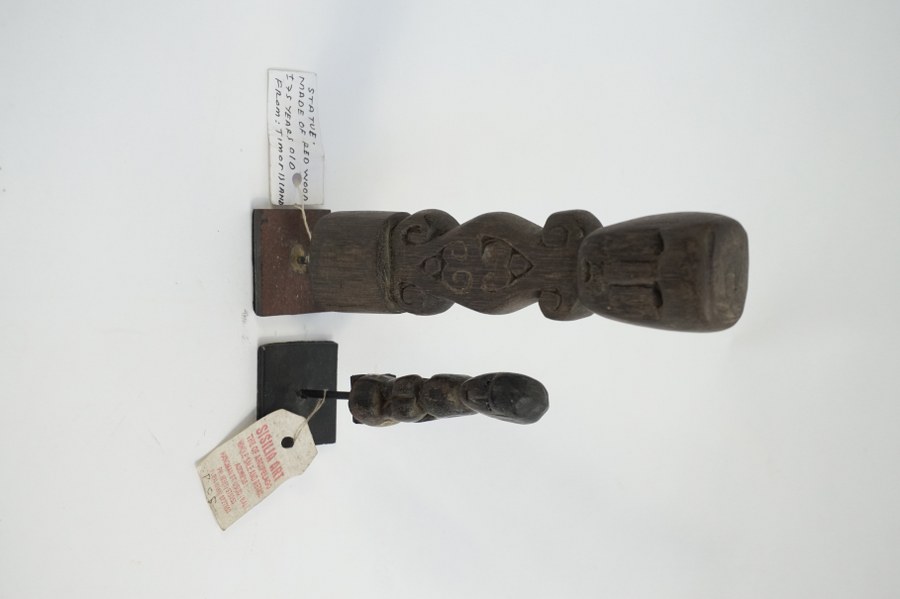 Lot composé de deux petites statuettes. Bois sculpté. XXe siècle. Timor, Indonésie.