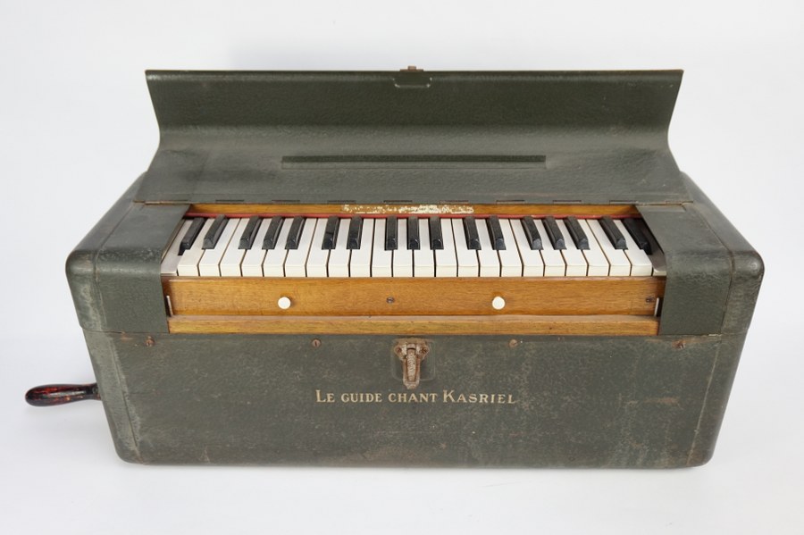 Charmant piano portatif Le guide-chant KASRIEL. Fin du XIXe - Début du XXe siècle 